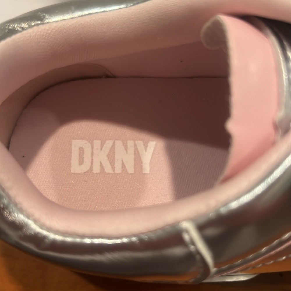 DKNY - Picture 4 of 8